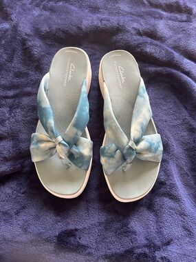 Clarks Women's Blue Tie-Dye Bow Slide Sandals